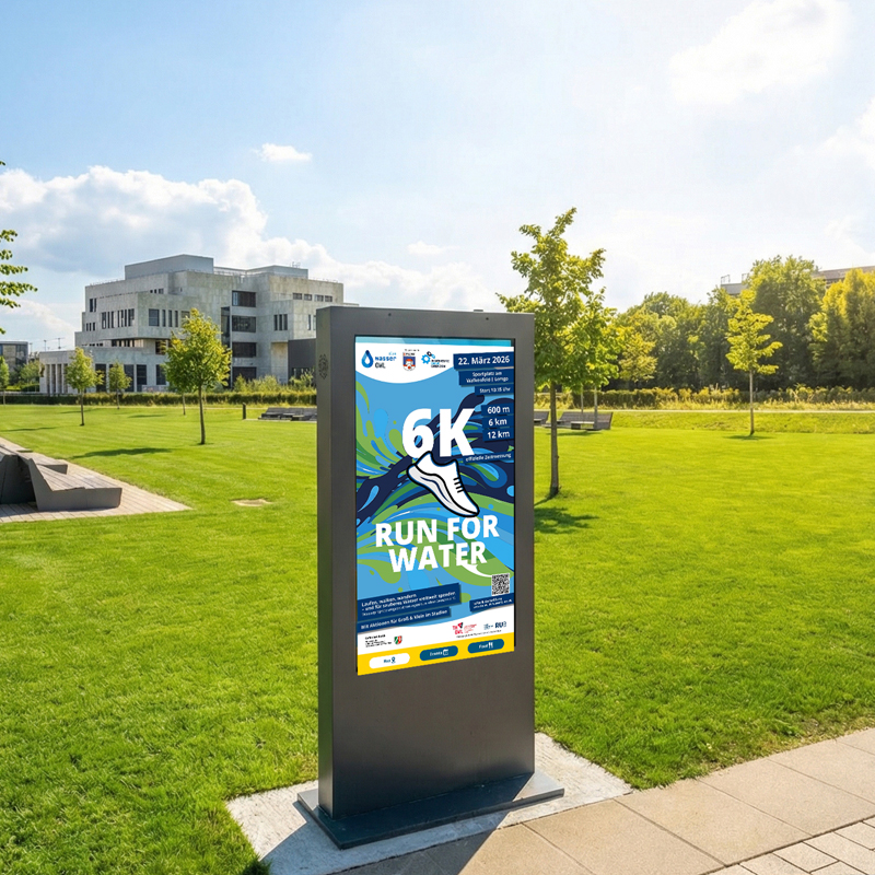 SalesTV 55-Zoll Outdoor-Stele mit Eventplakat auf dem Campus